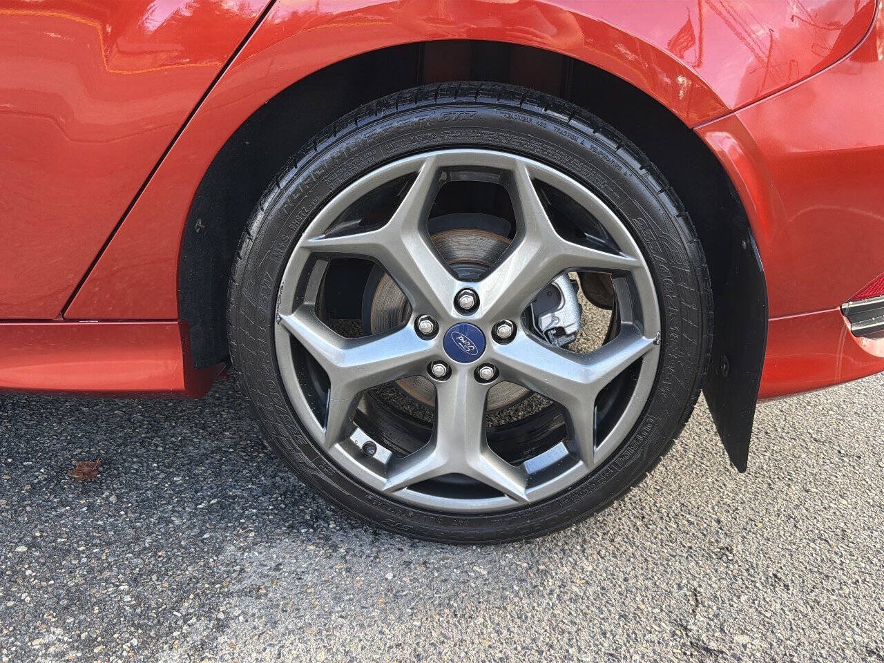 Used 2018 Ford Focus ST FWD image 4