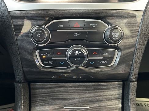 Used 2022 Chrysler 300 Touring image 20