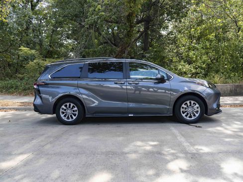 Used 2025 Toyota Sienna XLE FWD image 10