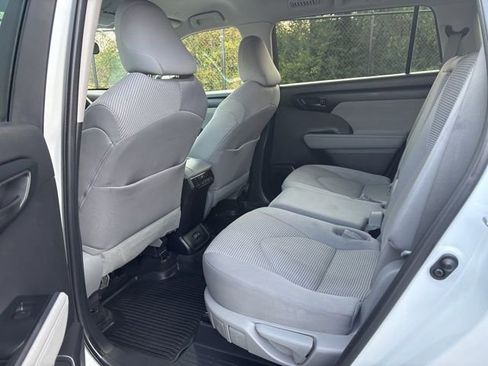 Used 2023 Toyota Highlander L image 14