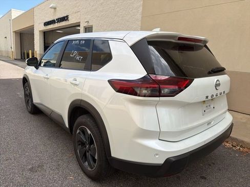 Used 2025 Nissan Rogue SV image 6