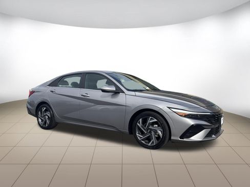 Used 2025 Hyundai Elantra SEL FWD image 1