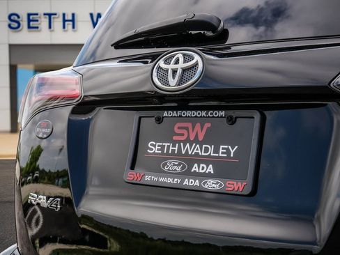 Used 2018 Toyota RAV4 Limited FWD image 10