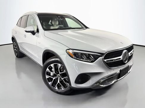Used 2025 Mercedes-Benz GLC 350e 4MATIC image 3
