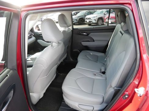 Used 2023 Toyota Highlander XLE AWD/4WD image 11
