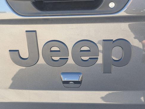 Used 2025 Jeep Gladiator Sport AWD/4WD image 13
