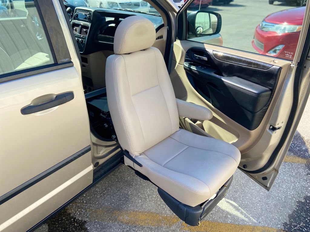 Used 2013 Dodge Grand Caravan American Value Package FWD image 16