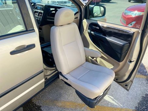 Used 2013 Dodge Grand Caravan American Value Package FWD image 16
