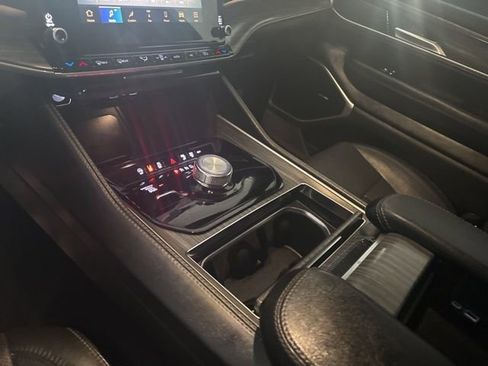 Used 2023 Jeep Wagoneer L Series II image 31