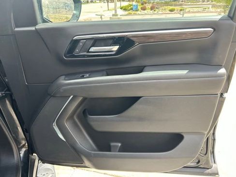 Used 2025 Chevrolet Suburban Z71 AWD/4WD image 32