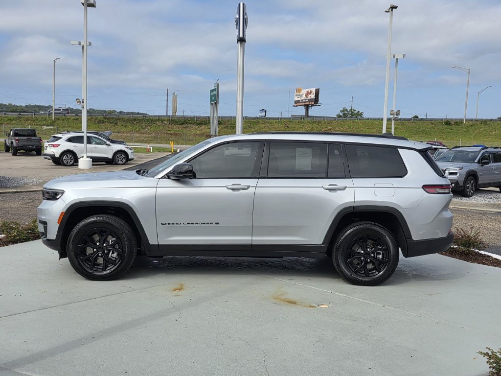 Used 2025 Jeep Grand Cherokee L Altitude RWD image 6