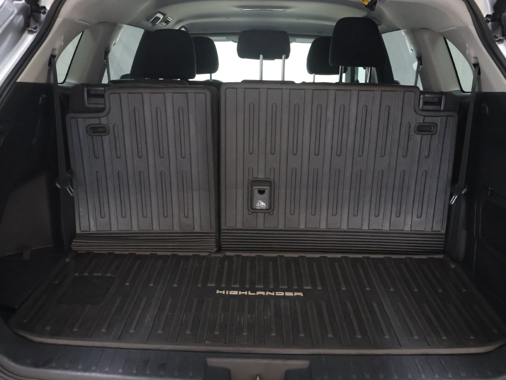 Used 2024 Toyota Highlander LE FWD image 14