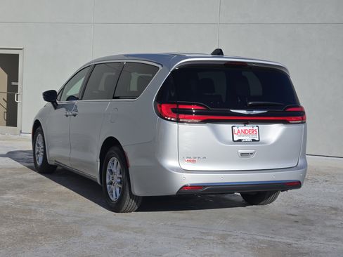 New 2026 Chrysler Pacifica Select image 3