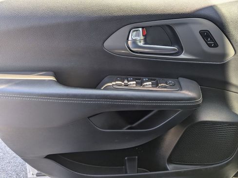 Used 2025 Chrysler Pacifica Select image 26