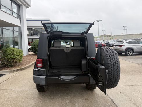 Used 2010 Jeep Wrangler Sahara AWD/4WD image 9