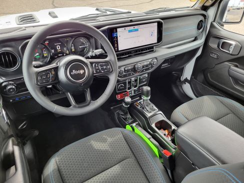 Used 2025 Jeep Wrangler Unlimited Rubicon 4xe w/ Convenience Group AWD/4WD image 19
