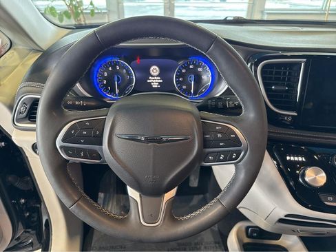 Used 2024 Chrysler Pacifica Touring-L AWD/4WD image 21