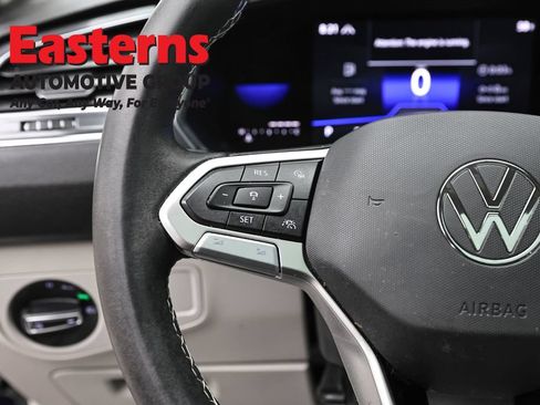 Used 2023 Volkswagen Tiguan SE AWD/4WD image 14