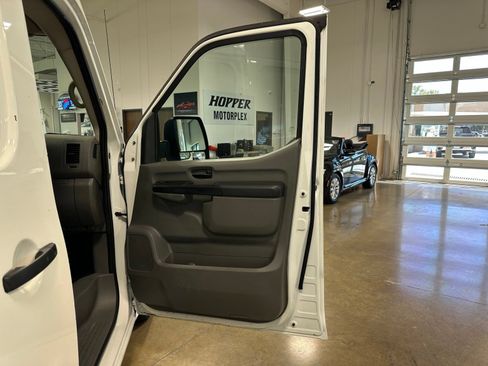 Used 2019 Nissan NV 2500 SV RWD image 27