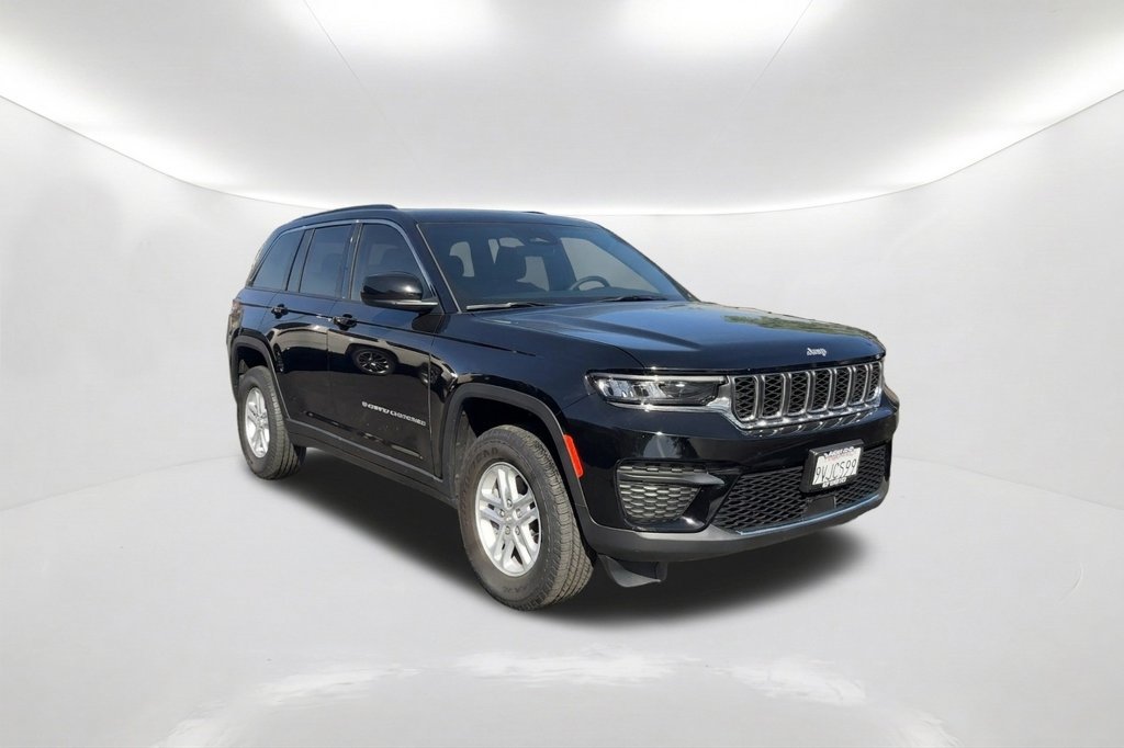 Used 2025 Jeep Grand Cherokee Laredo RWD image 3