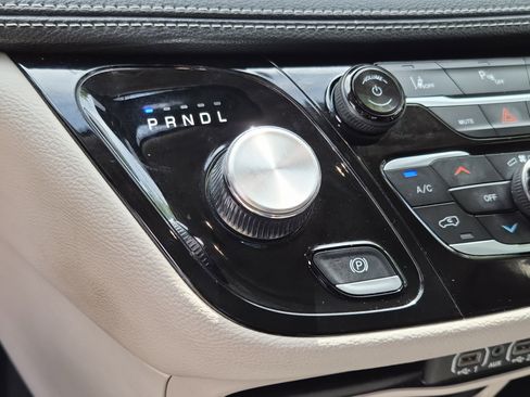 Used 2023 Chrysler Pacifica Touring-L image 31