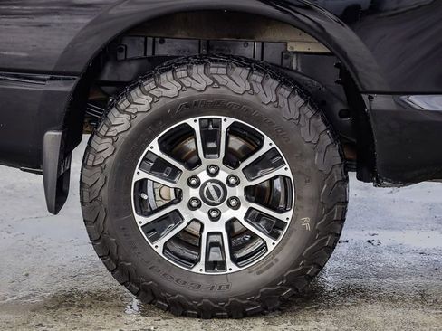 Used 2023 Nissan Titan SV w/ SV Convenience Package image 12