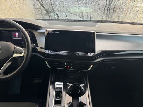 Used 2025 Volkswagen Atlas Cross Sport SE image 18