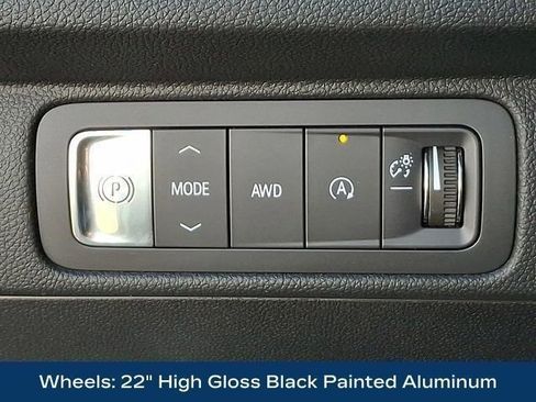 Used 2025 Chevrolet Traverse RS image 36