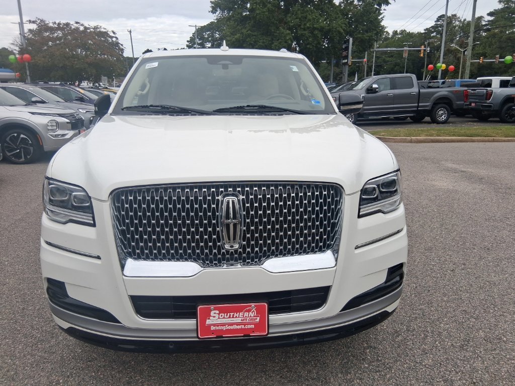 Used 2022 Lincoln Navigator L Reserve AWD/4WD image 2