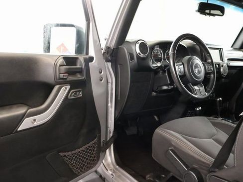 Used 2018 Jeep Wrangler Unlimited Sahara image 9