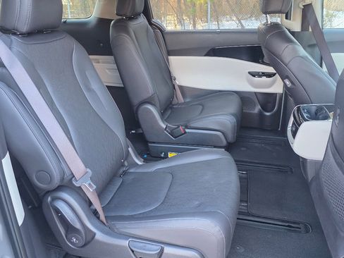 Used 2024 Kia Carnival EX image 22