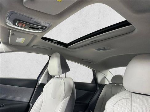 Used 2023 Hyundai Elantra Limited FWD image 2