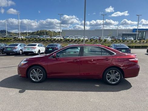Used 2016 Toyota Camry SE image 11