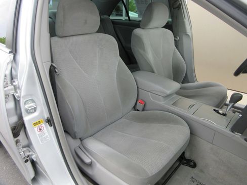 Used 2010 Toyota Camry LE FWD image 23