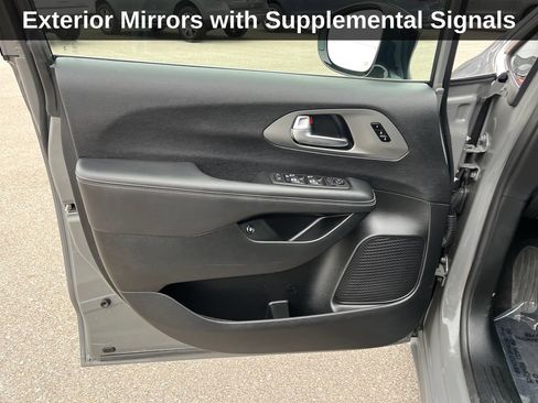 Used 2025 Chrysler Pacifica Select FWD image 13