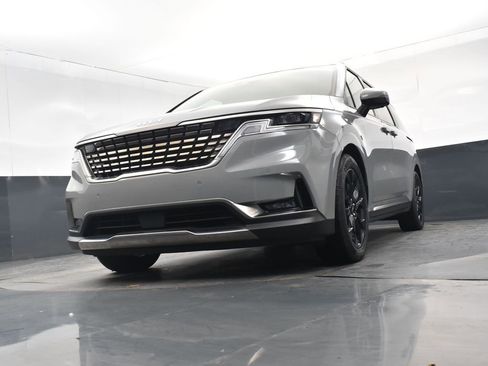 Certified 2023 Kia Carnival SX image 18