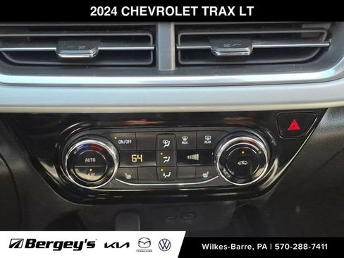 Used 2024 Chevrolet Trax LT w/ LT Convenience Package FWD image 21