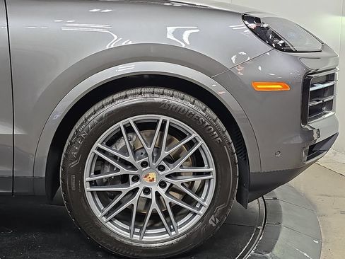Used 2025 Porsche Cayenne AWD/4WD image 11