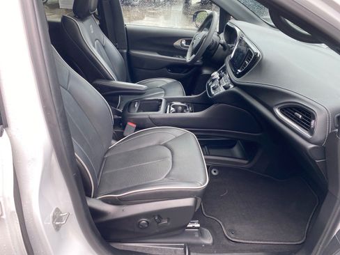 Used 2024 Chrysler Pacifica Premium FWD image 26