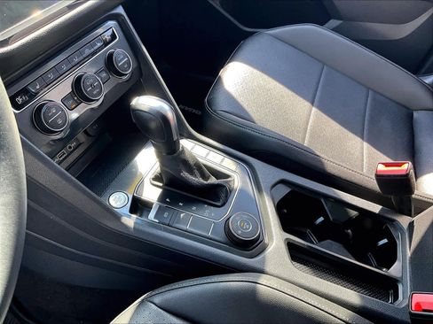 Used 2020 Volkswagen Tiguan SE image 20