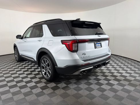 Used 2025 Ford Explorer Platinum w/ Ultimate Package AWD/4WD image 5