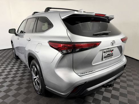 Used 2020 Toyota Highlander XLE AWD/4WD image 17