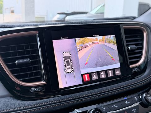 New 2027 Chrysler Pacifica Pinnacle w/ Theater Group FWD image 19