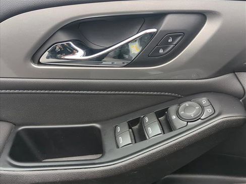 Used 2023 Chevrolet Traverse LT image 11