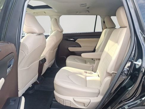 Used 2021 Toyota Highlander XLE image 8