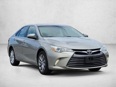 Used 2016 Toyota Camry XLE FWD image 3