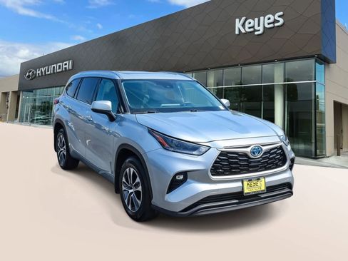 Used 2021 Toyota Highlander XLE AWD/4WD image 3