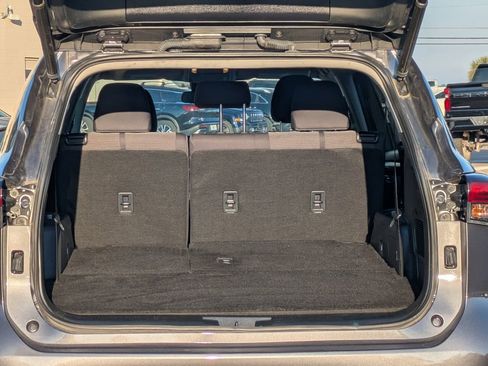 Used 2023 Toyota Highlander LE image 11