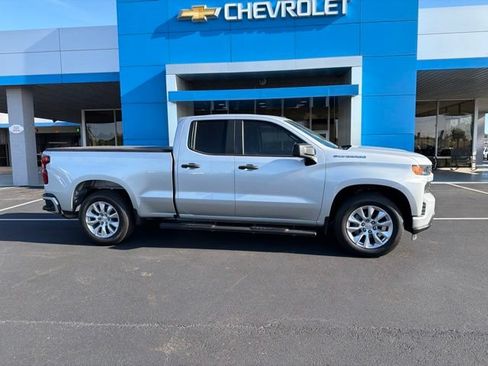 Used 2020 Chevrolet Silverado 1500 Custom w/ Custom Value Package RWD image 3