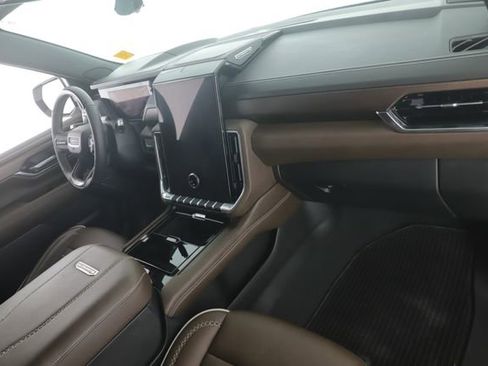 Used 2025 GMC Yukon Denali Ultimate AWD/4WD image 37